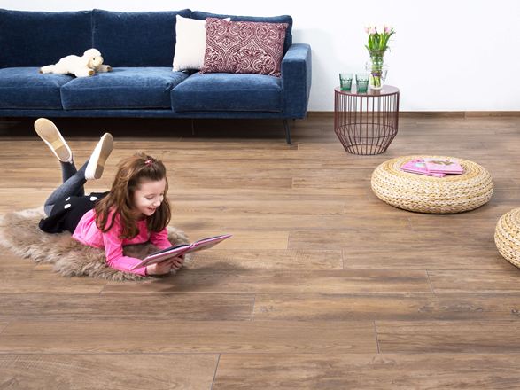 Stue med Urban Caramel-fliser i stentøj