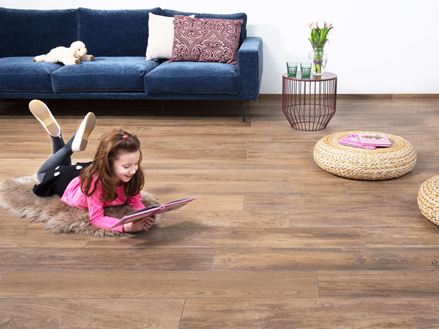 Stue med Urban Caramel-fliser i stentøj