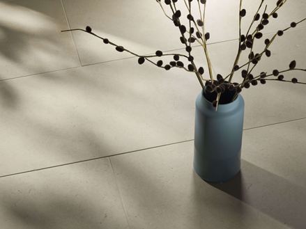 Cleopatra Classic Fliser af kalksten med vase og grene