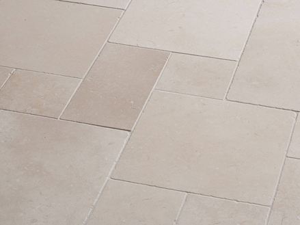 Cleopatra Light fliser i kalksten set fra siden