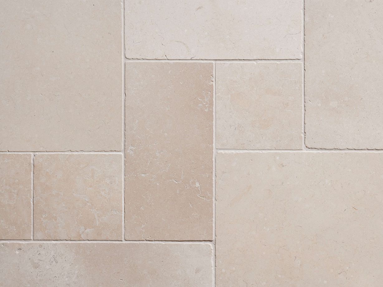 Cleopatra Light fliser af kalksten set forfra