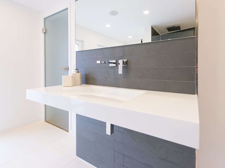 Fliser af Miros-kalksten og vægfliser af Grey Slate