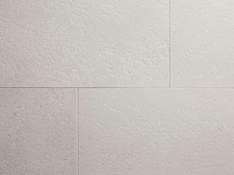 Miros fliser af kalksten, børstet, set forfra