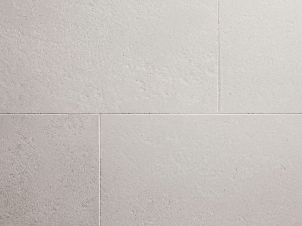 Miros fliser af kalksten, børstet, set forfra