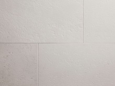 Miros fliser af kalksten, børstet, set forfra