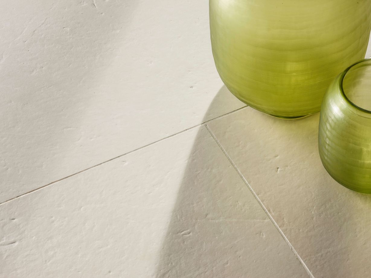 Miros børstede fliser af kalksten med to grønne dekorative vaser