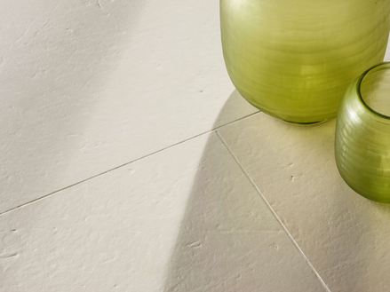 Miros børstede fliser af kalksten med to grønne dekorative vaser