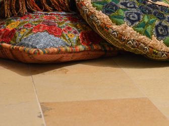 Beige Solnhofer-top med farverige sædehynder