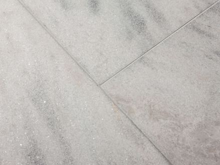 Fliser i Calacatta-marmor, nærbillede af fuge