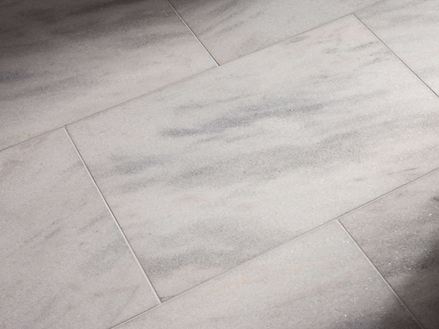 Fliser i Calacatta-marmor, set fra siden