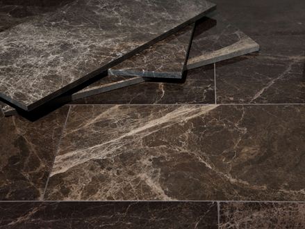 Emperador mørke fliser i marmor med 3 dekorative fliser