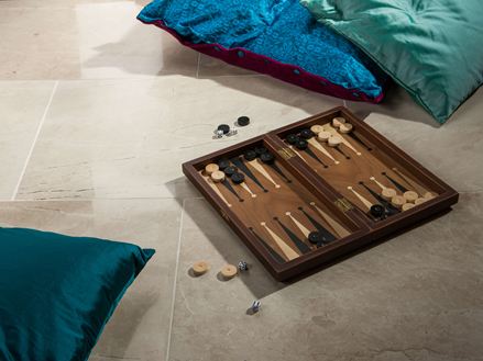 Royal Cream polerede fliser med backgammon og 3 puder