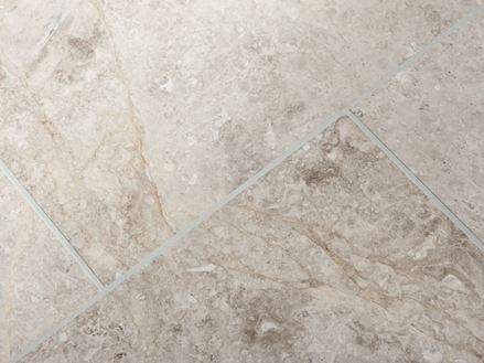 Fliser i Silver Shadow-marmor, set fra siden