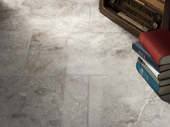 Fliser i Silver Shadow-marmor med radio og en stak bøger