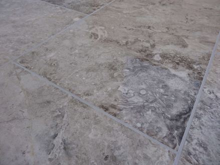 Fliser i Silver Shadow-marmor, set fra siden