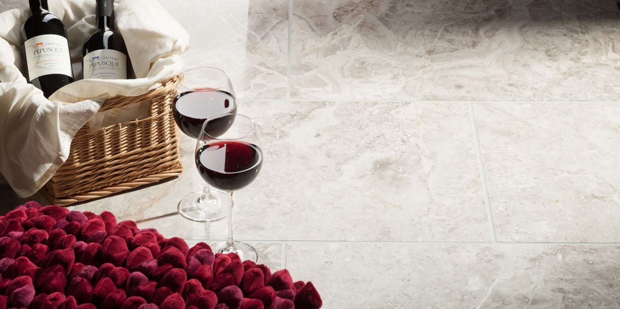 To vinglas står ved siden af en fyldt jordbærkurv på Silver Shadow polerede marmorfliser