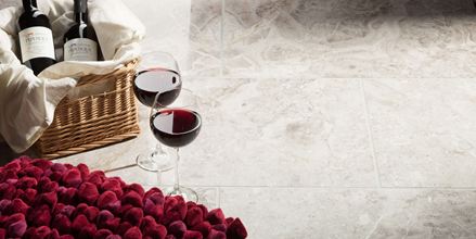 To vinglas står ved siden af en fyldt jordbærkurv på Silver Shadow polerede marmorfliser