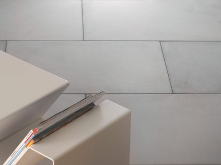 Fliser af sandsten Kandla Grey med dekoration