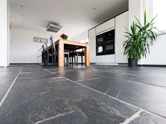 Frøperspektiv på Black Rustic skifergulv