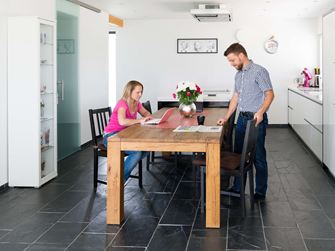 Køkken med Black Rustic skifergulv