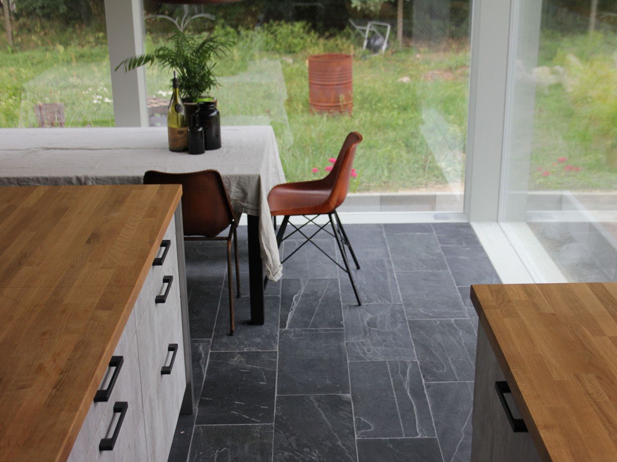 Kundebillede af Black Rustic Fliser på en kogeø