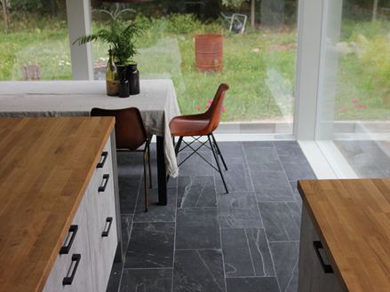 Kundebillede af Black Rustic Fliser på en kogeø
