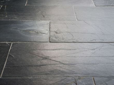 Lagt skifergulv mod lyset