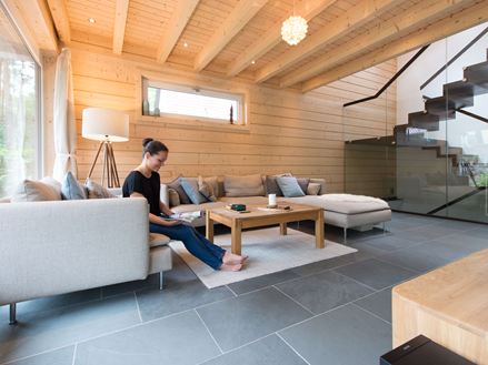 Kvinde i stuen med Grey Slate skiferfliser