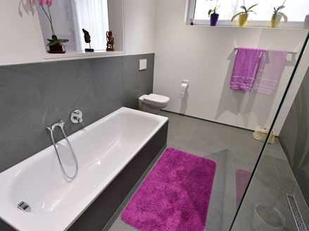 Grey Slate fliser lagt i et badeværelse