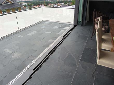 Kundebillede: Mustang skiferfliser, lagt sømløst i stuen og på balkonen