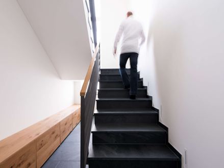 Skiferfliser på trapper med person