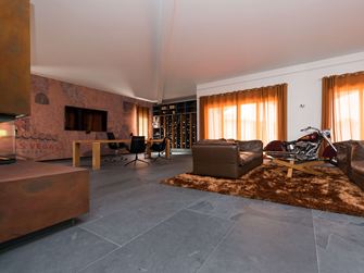 Kunde- og arbejdsområde med brune møbler og Mustang skiferfliser på gulvet