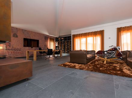 Kunde- og arbejdsområde med brune møbler og Mustang skiferfliser på gulvet