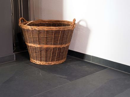 Kurv i flet på skiferfliser Mustang