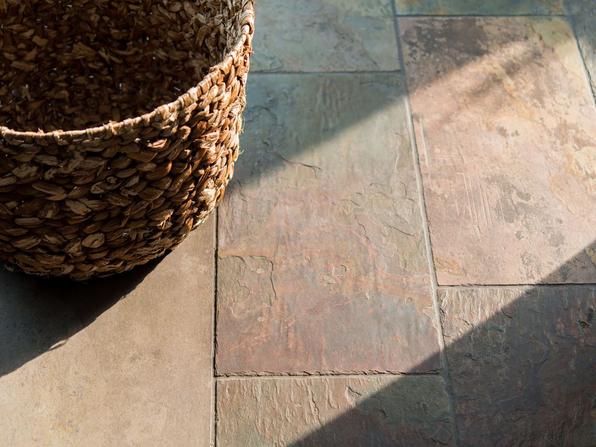 Skifer Flise, nærbillede med flettet kurv