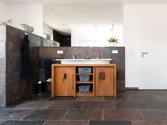 Påfuglefarvede fliser i et moderne-rustikt badeværelse