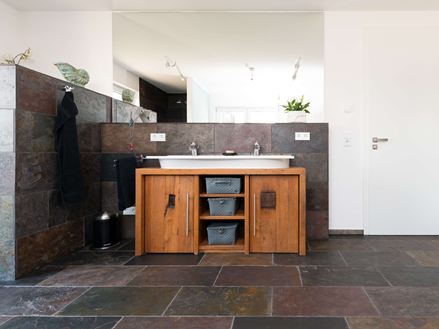 Påfuglefarvede fliser i et moderne-rustikt badeværelse