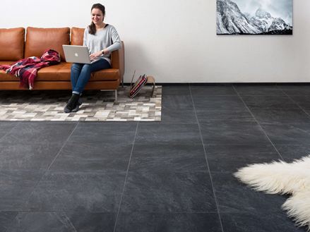 Stue med fliser i skiferlook