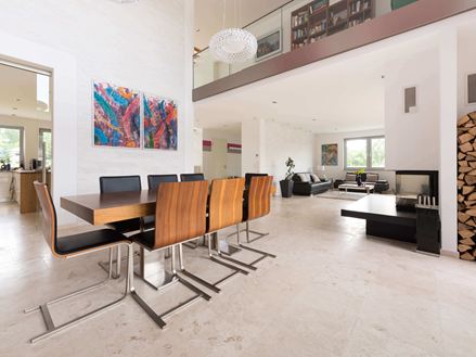 Spisestue med højt galleri og Travertin Classic Light gulvbelægning