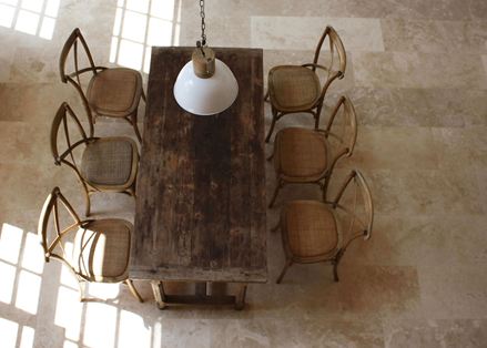 Rustikt spisebord på Classic Light travertin