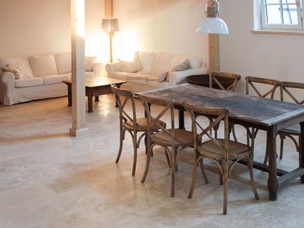 Rustik stue med Classic Light travertinfliser