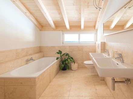 Classic Light Fliser i et badeværelse med badekar