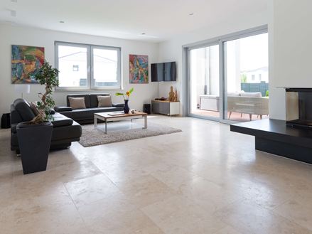 Classic Light travertinfliser i stuen