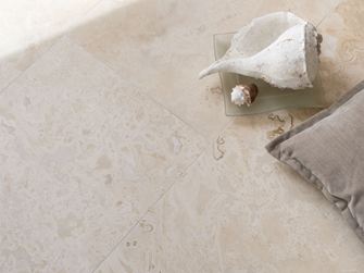 Classic Light travertinfliser med muslingedekoration