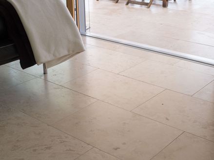 Overgang til terrassen med travertinfliser