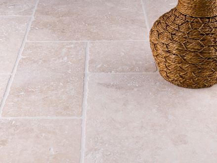 Fliser i light travertin, tumlet med rattan-vase