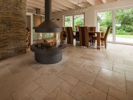 Light, stue med pejs