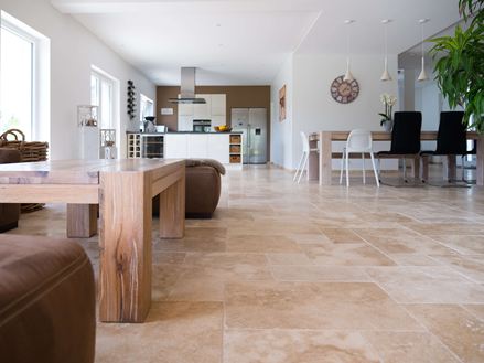 Stue med naturstensgulv Travertin Medium