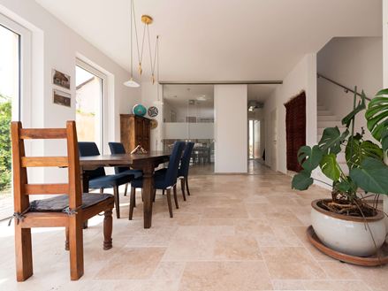 Spisebord på flise af travertin