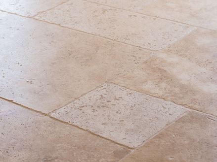 Travertin Medium, naturstensgulv i romersk binding